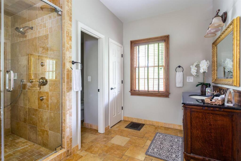 Prime Location In 12south, Walkable To Shopping & Dining